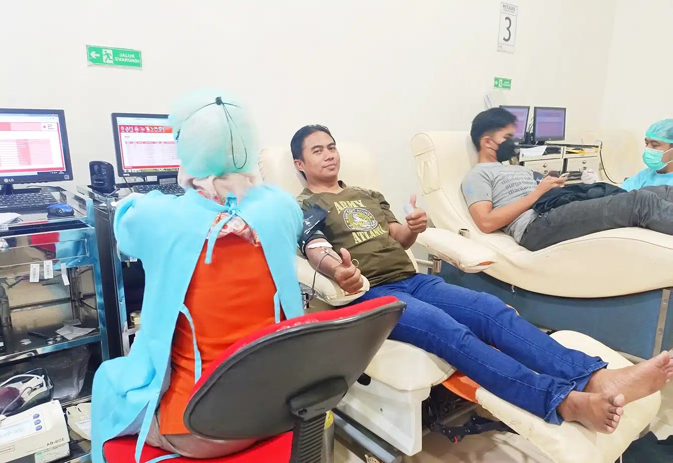 Relawan-PMI-PMR-KSR-indragiri-donor-darah-warga-bantuan-bencana-Indonesian-red-cross-bulan-sabit-Palang-Merah